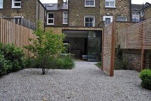 Property grounds - Spacious 2 Bedroom Home With Outdoor Patio (London)