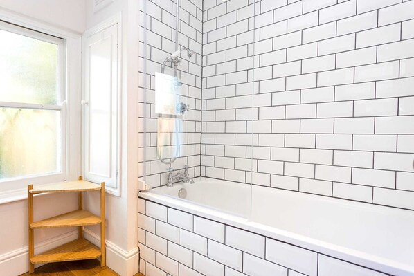 Appartement (1 Bedroom) | Salle de bain | Articles de toilette (gratuits), séchoir à cheveux, serviettes fournies
