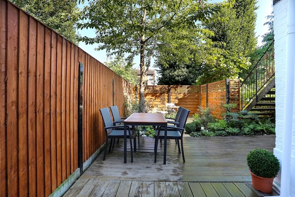 Apartment (1 Bedroom) | Balcony - Beautifully Styled, Modern Apartment With Garden (London)