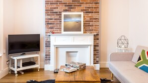 Unclassified image, 4 of 20, button - Beautifully Styled, Modern Apartment With Garden (London)