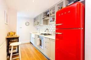 Apartment (1 Bedroom) | Private kitchen | Fridge, microwave, oven, stovetop - Beautifully Styled, Modern Apartment With Garden (London)