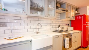 Unclassified image, 3 of 20, button - Beautifully Styled, Modern Apartment With Garden (London)