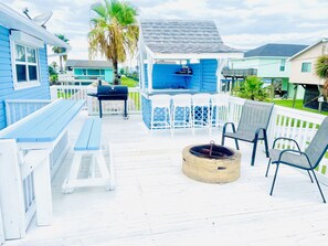 Outdoor dining - Year round paradise for fishing and beach goers alike ... (Galveston)