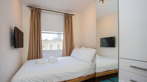 1 bedroom, premium bedding, desk, laptop workspace - Comfortable Central 1 Bedroom Flat (London)