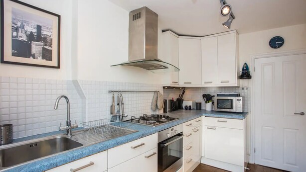 Fridge, microwave, oven, stovetop - Comfortable Central 1 Bedroom Flat (London)