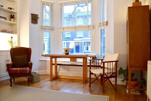 อพาร์ทเมนท์ (1 Bedroom) | ห้องนั่งเล่น | ทีวี