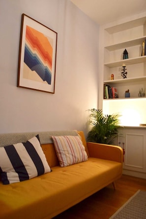 Apartment (1 Bedroom) | Living room | TV