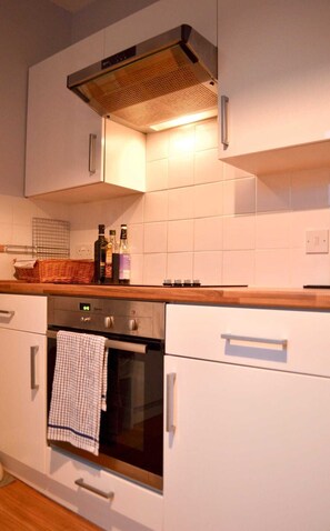 Apartment (1 Bedroom) | Private kitchen | Fridge, microwave, oven, stovetop