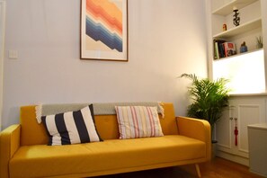 อพาร์ทเมนท์ (1 Bedroom) | ห้องนั่งเล่น | ทีวี