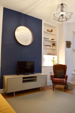 Apartment (1 Bedroom) | Living room | TV