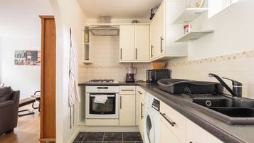 House (1 Bedroom) | Private kitchen | Fridge, microwave, oven, stovetop