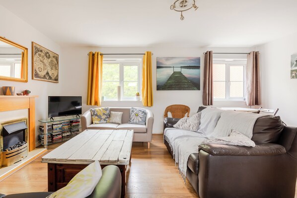 House (1 Bedroom) | Living area | TV, fireplace - Charming Cosy Coach House in Fishponds, Bristol (Bristol)