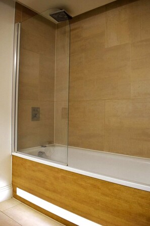 Apartment (1 Bedroom) | Bathroom | Bathtub, free toiletries, towels, soap