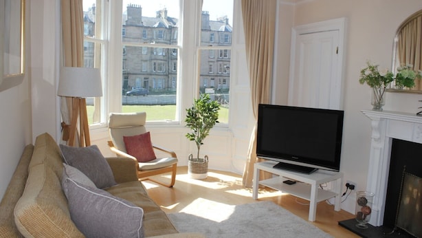 Apartment (1 Bedroom) | Living room | TV - Sunny First Floor Stockbridge Apartment (Edinburgh)