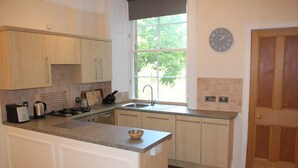 Apartment (1 Bedroom) | Private kitchen | Fridge, microwave, oven, stovetop - Sunny First Floor Stockbridge Apartment (Edinburgh)