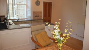Apartment (1 Bedroom) | Living room | TV - Sunny First Floor Stockbridge Apartment (Edinburgh)