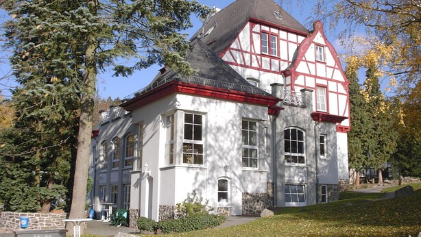 A traditional half-timbered house with a stone foundation, large windows, and a red roof. - Waldhotel Forsthaus Remstecken (Koblenz)