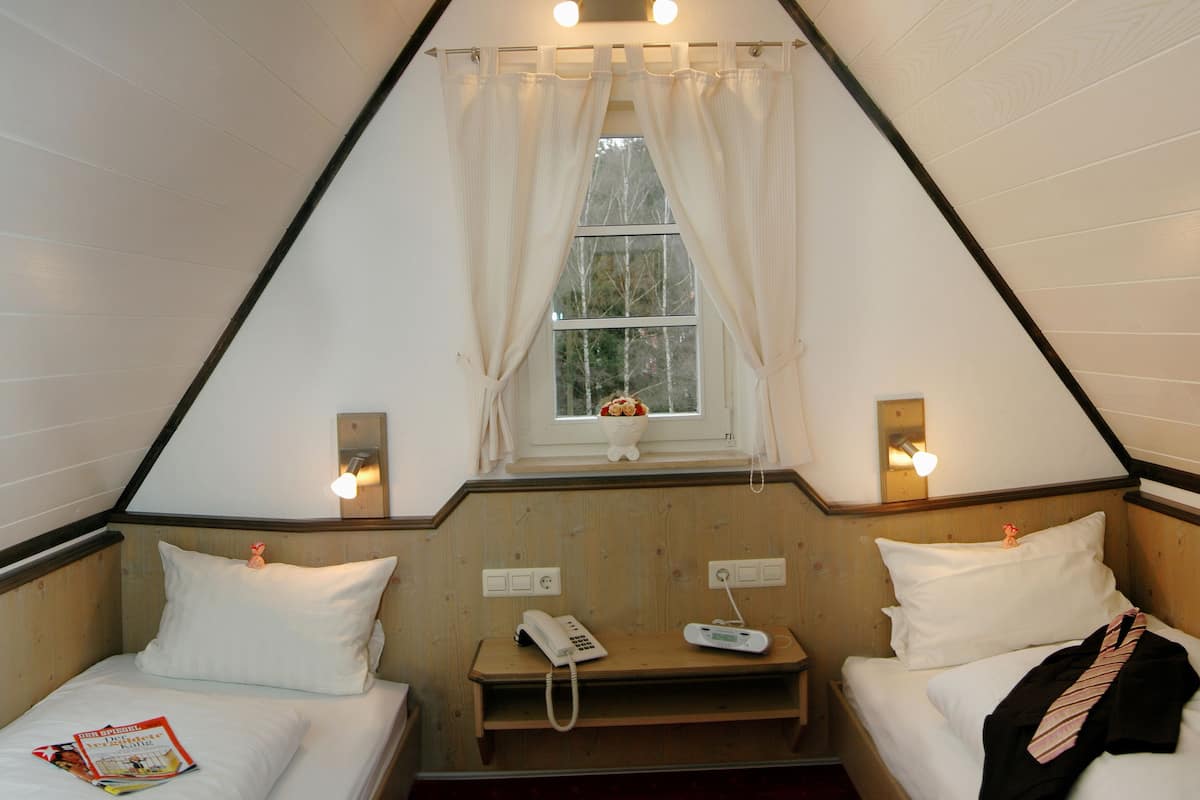 2 bedrooms, hypo-allergenic bedding, desk, blackout curtains