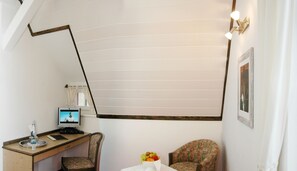 Habitación empresarial, 1 cama Queen size, vista al jardín | Servicios de la habitación