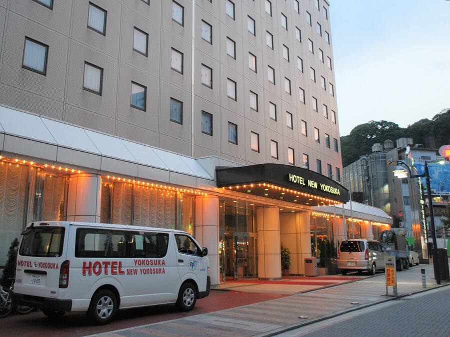 A hotel building with a sign reading "HOTEL NEW YOKOSUKA".