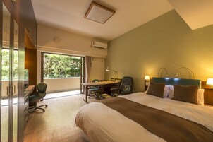 Executive Suite, Kitchen | Memory foam beds, individually furnished, desk, laptop workspace