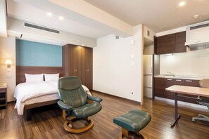 Suite with Kitchen | Memory foam beds, individually furnished, desk, laptop workspace