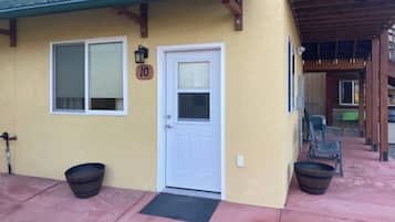 Studio Suite, 1 Queen Bed with Sofa bed, Non Smoking, Hill View | Courtyard view