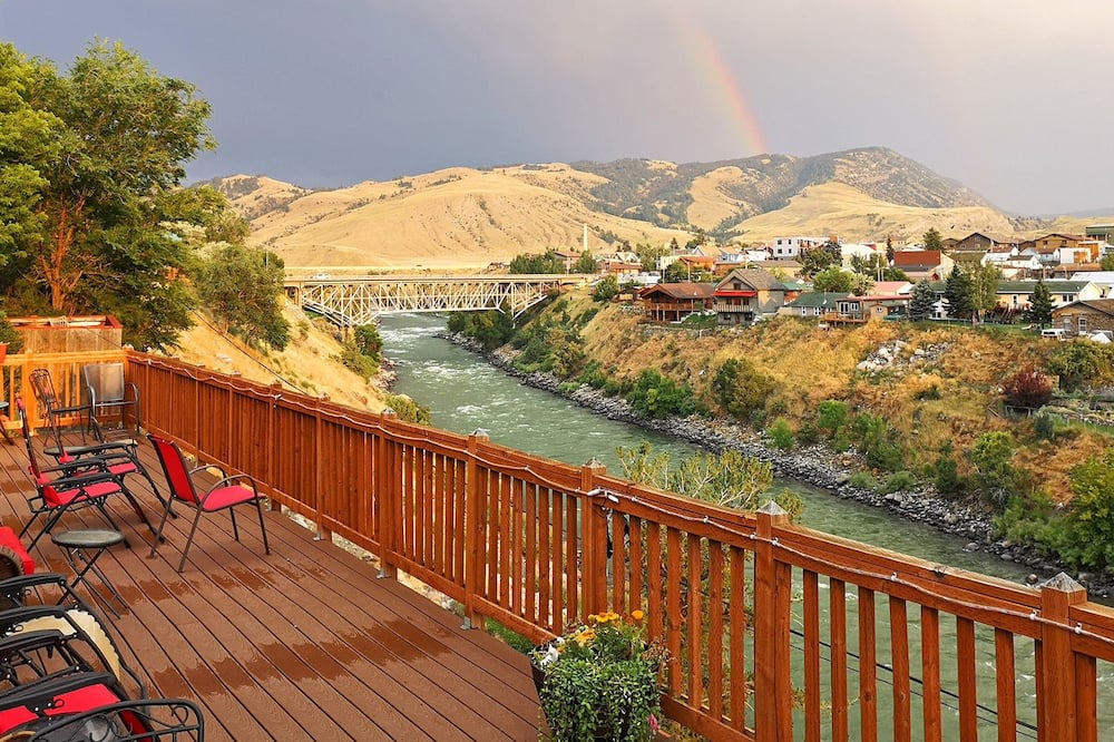 Yellowstone Riverside Cottages