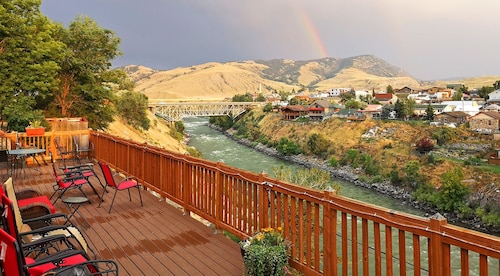 Yellowstone Riverside Cottages