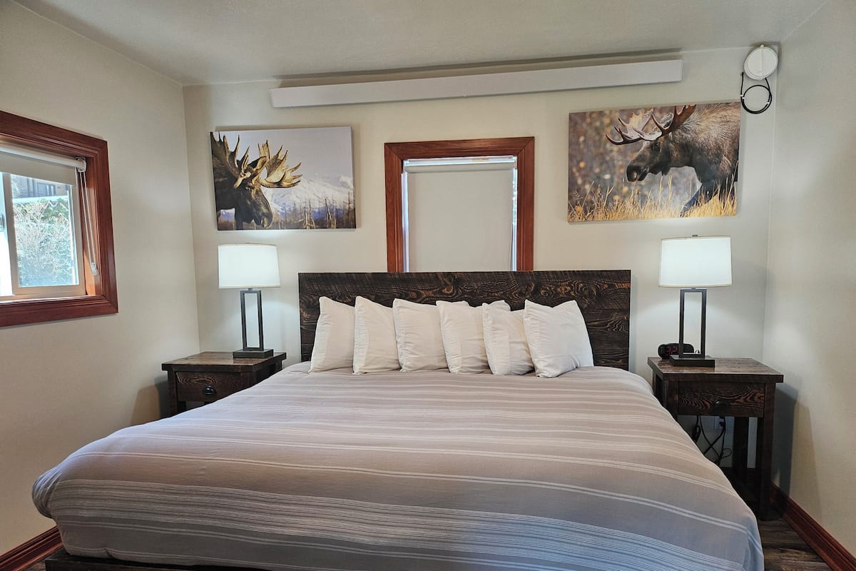 Standard Studio, 1 King Bed, Non Smoking | Free WiFi, bed sheets