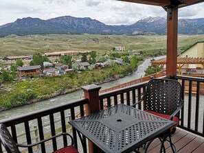 Suite superior, varias camas, para no fumadores, vista al río | Balcón