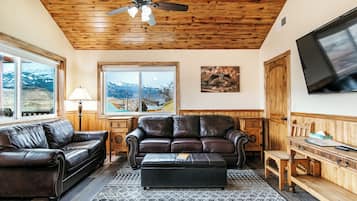 Superior Suite, Multiple Beds, Non Smoking, River View | Living area