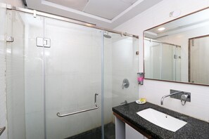 Executive Room | Minibar, soundproofing, free WiFi - Hotel Krishna Plaza (New Delhi)