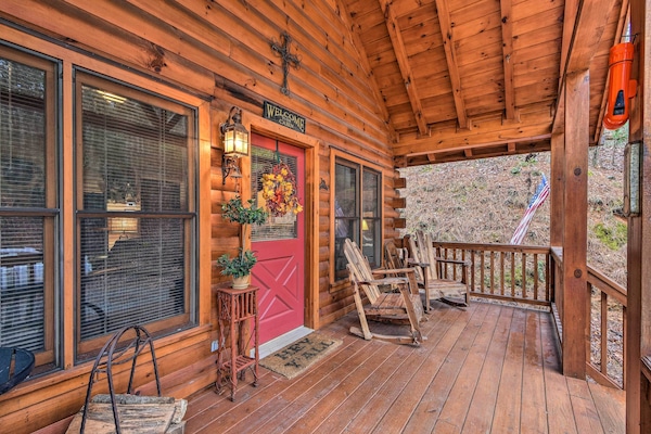 Cherry Log Vacation Rental | 1BR | 1BA | 500 Sq Ft | Steps Required