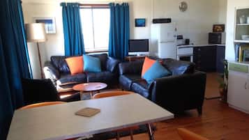 TV, DVD player, livros, videoteca