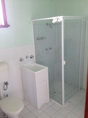 Shower, towels, toilet paper - Cosy retro weekender with far-reaching views (Goolwa Beach)