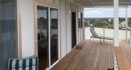 Cosy retro weekender with far-reaching views