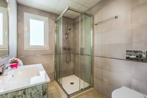 Shower, towels - Villa Valeria - Three Bedroom Villa, Sleeps 6 (Nerja)