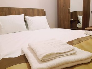 8 bedrooms, desk, free WiFi