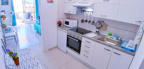 Een koelkast, een microgolfoven, een oven, een kookplaat
