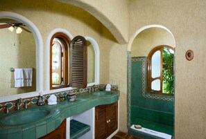 Badewanne, Haartrockner, Handtücher