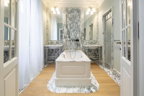 Bathtub, hair dryer, bidet, towels - Villoresi Mansion Apt. 2 (Firenze)