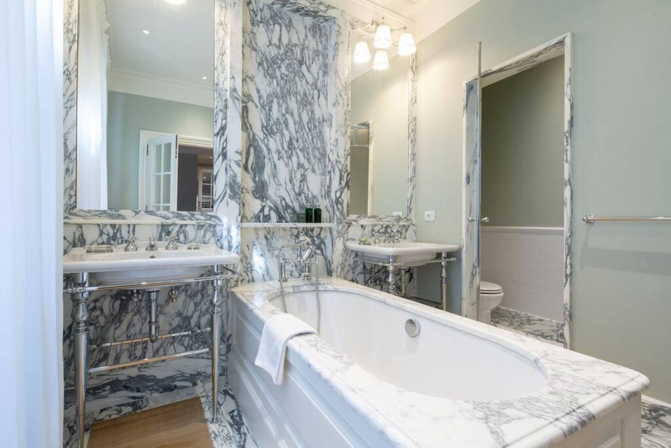 Baignoire, sèche-cheveux, bidet, serviettes fournies