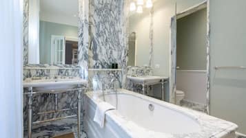 Bathtub, hair dryer, bidet, towels