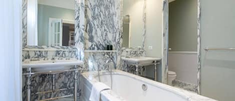 Tina, secadora de cabello, bidet, toallas
