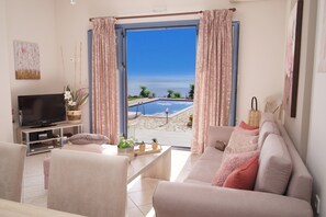 Fernseher, DVD-Player, Bücher