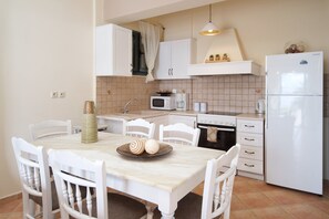 Kühlschrank, Mikrowelle, Ofen, Wasserkocher mit Kaffee-/Teezubehör