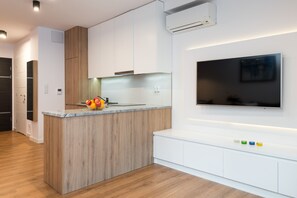 Kjøleskap, ovn, kokeplater og oppvaskmaskin