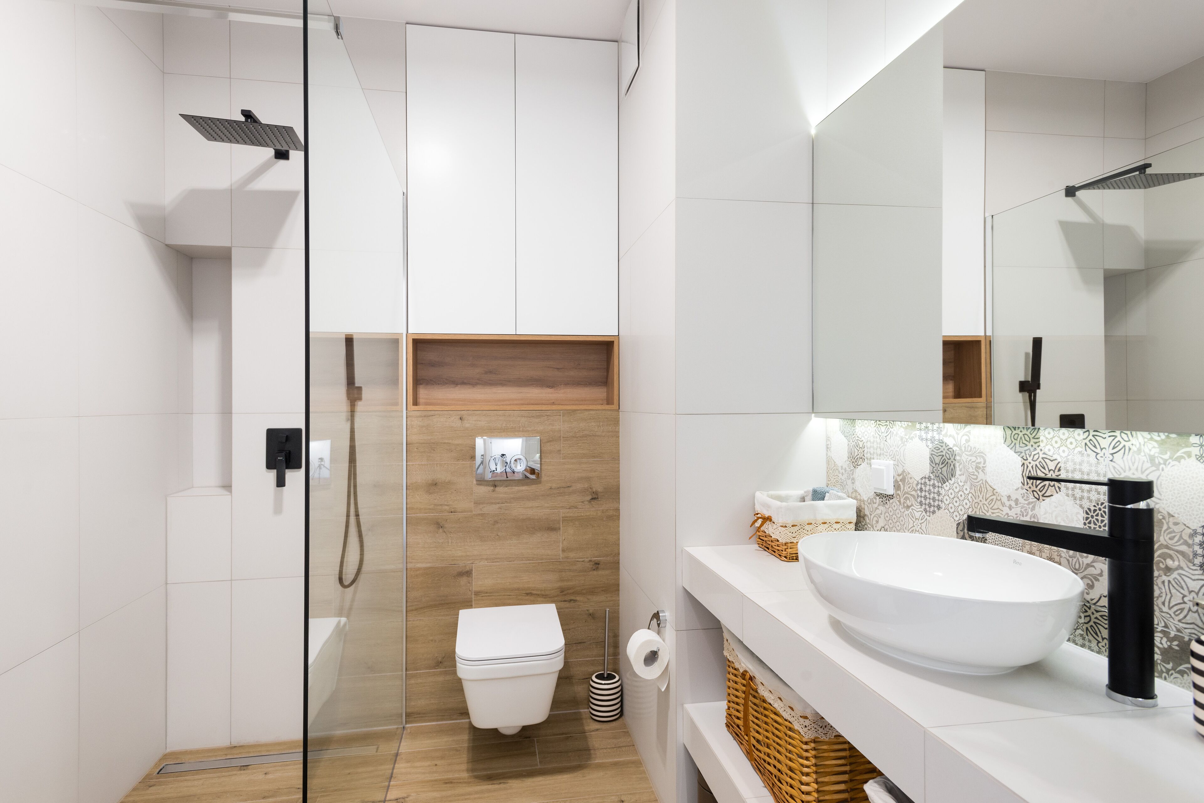 Een douche, een haardroger, handdoeken, zeep