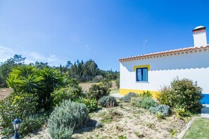 Property grounds - Digne Orange Villa, Pool, BBQ (Rogil, Aljezur)